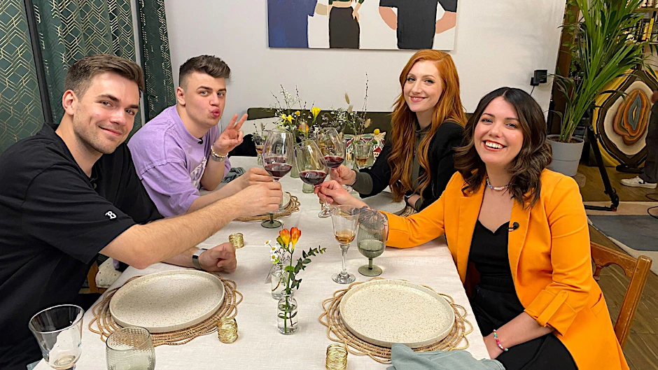 Die Social-Media-Stars Max, Papaplatte, Lara Loft und Malwanne beim perfekten Promi-Dinner.