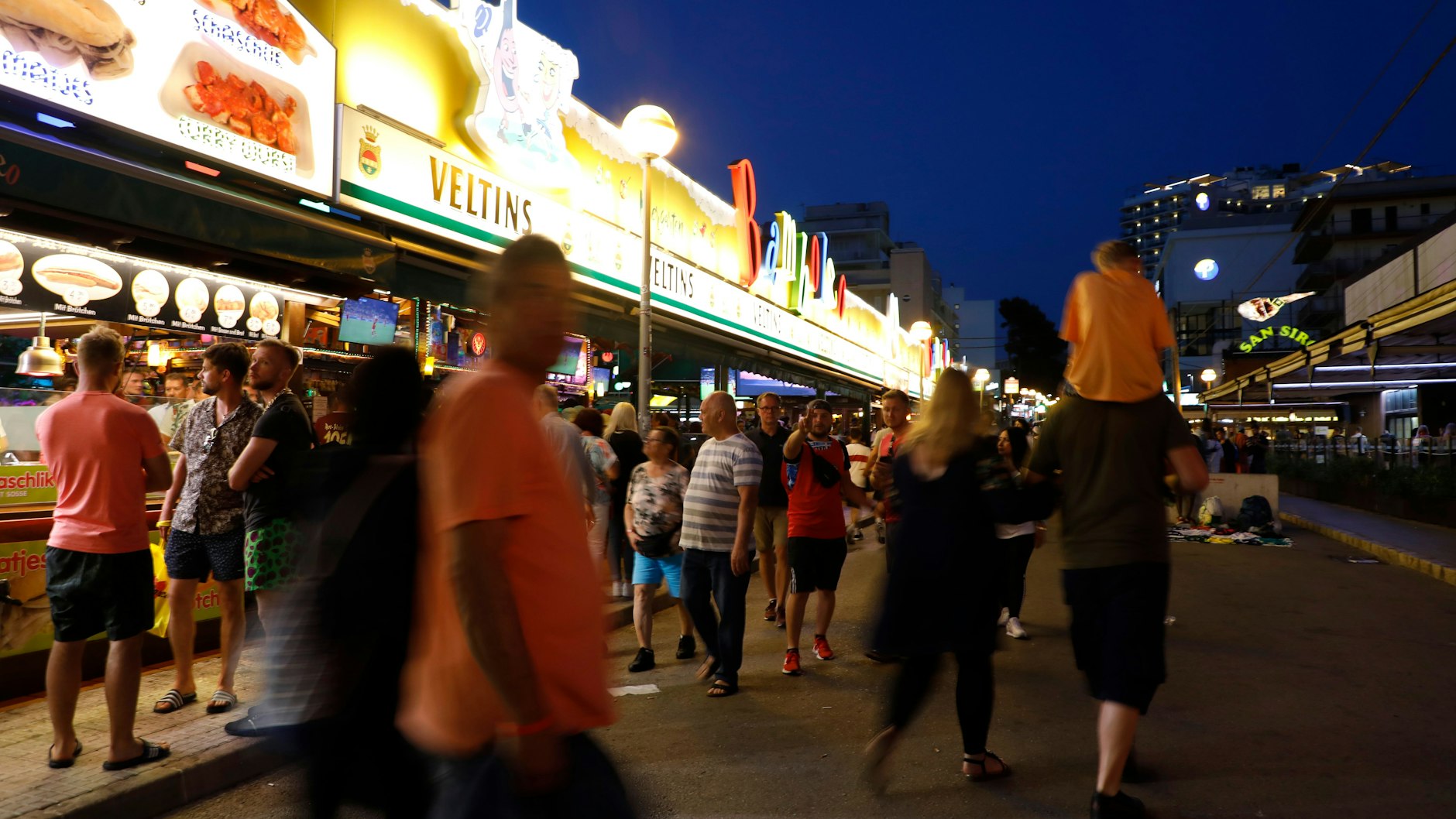 Palma: Menschen gehen neben der Bar Bamboleo in der Bierstraße am Ballermann vorbei.