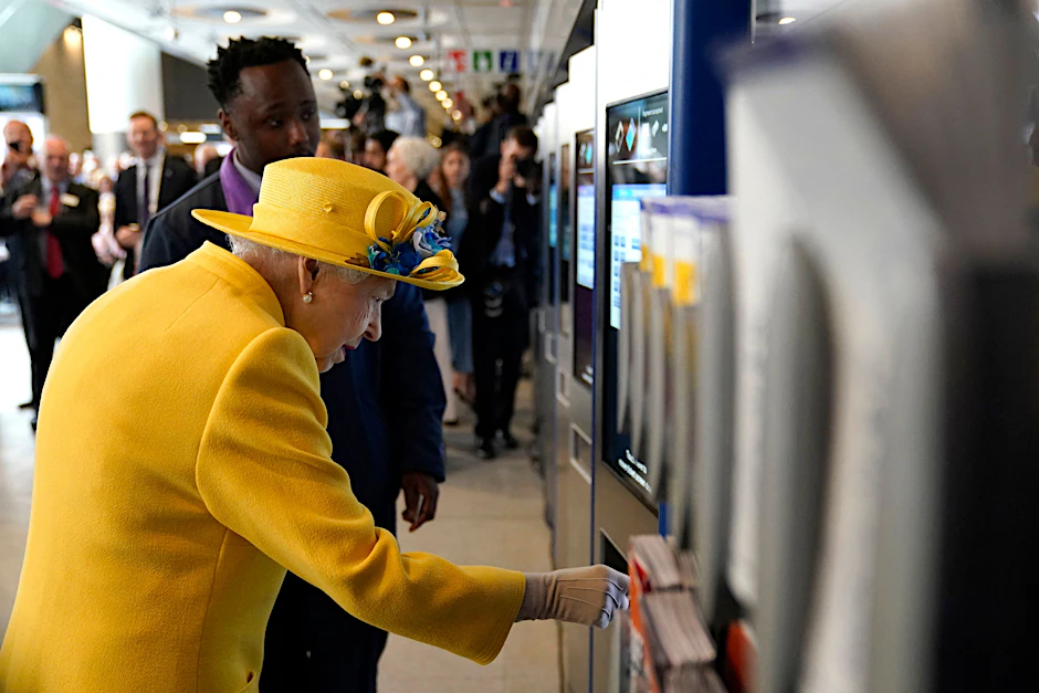 Die Queen ganz in Gelb an der&nbsp; Paddington Station in London. Nächste Woche soll die Elizabeth Linie eröffnet werden. Eine Fahrkarte braucht die Queen aber nicht wirklich.