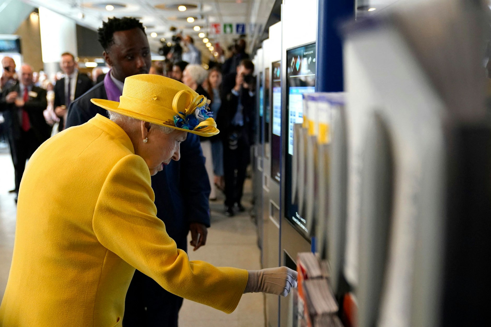 Die Queen ganz in Gelb an der&nbsp; Paddington Station in London. Nächste Woche soll die Elizabeth Linie eröffnet werden. Eine Fahrkarte braucht die Queen aber nicht wirklich.