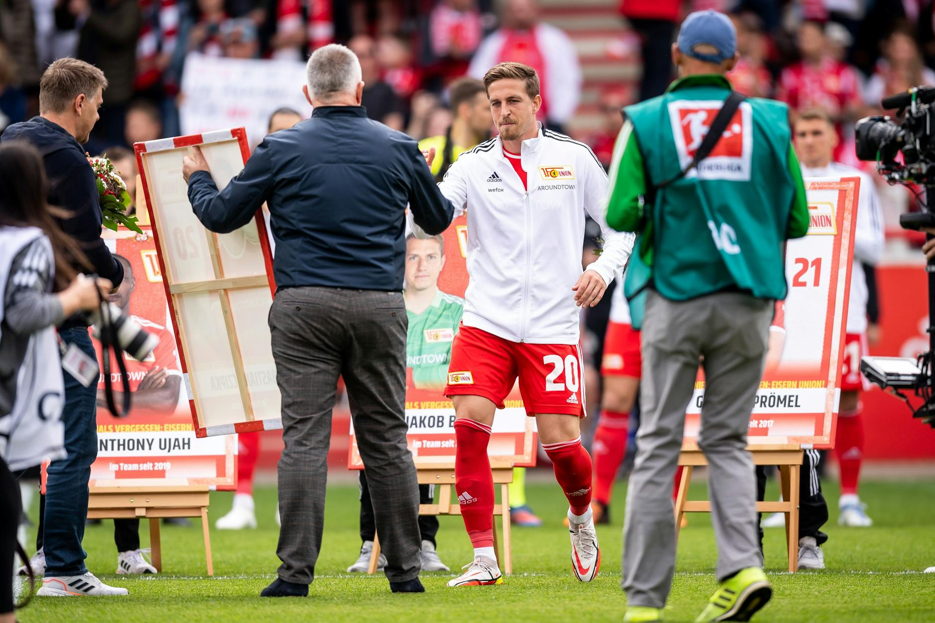 Union-Star Bastian Oczipka erhält von Dirk Zingler, dem Präsidenten des 1. FC Union Berlin, zum Abschied einen großen Blumenstrauß.