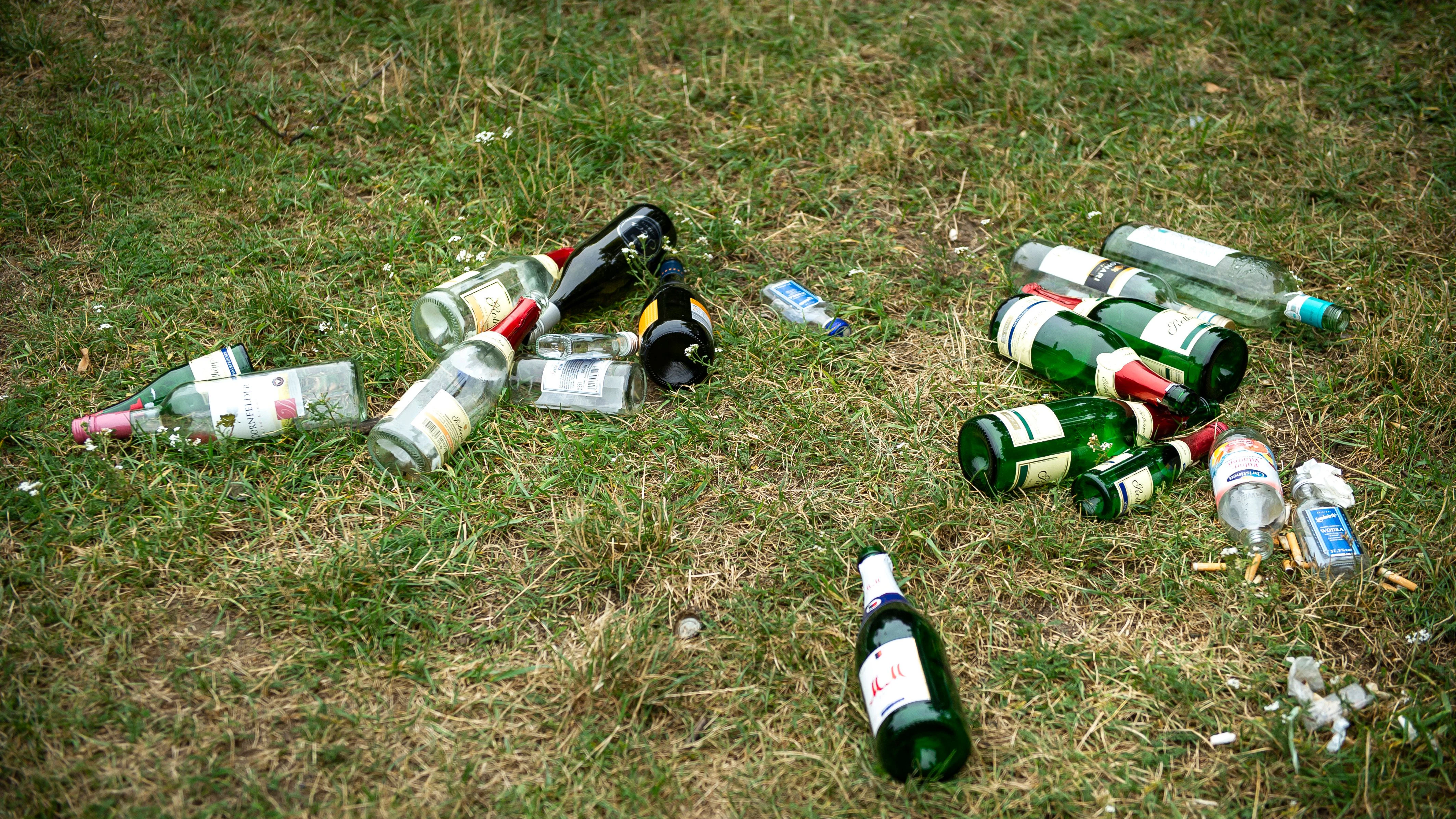 Nach den Party-Nächten am Wochenende liegen viele Berliner Parks voller Müll.