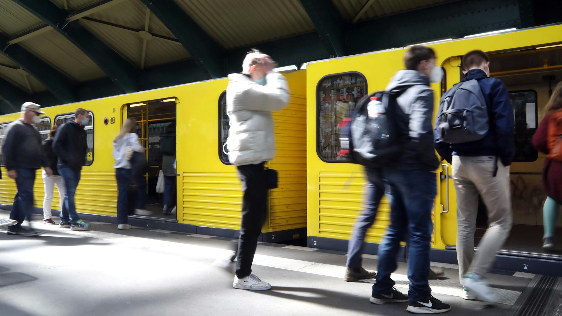 Fahrgäste in der Berliner U-Bahn (Symbolbild)
