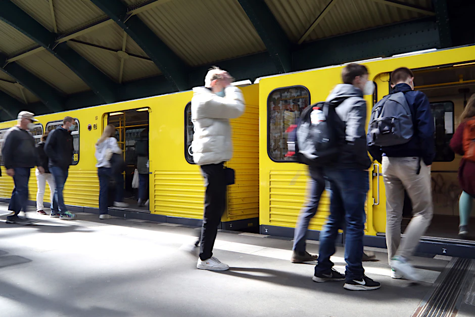 Fahrgäste in der Berliner U-Bahn (Symbolbild)