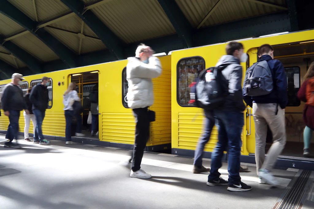 Bundestag: Ausschuss billigt Finanzierung für Neun-Euro-Ticket