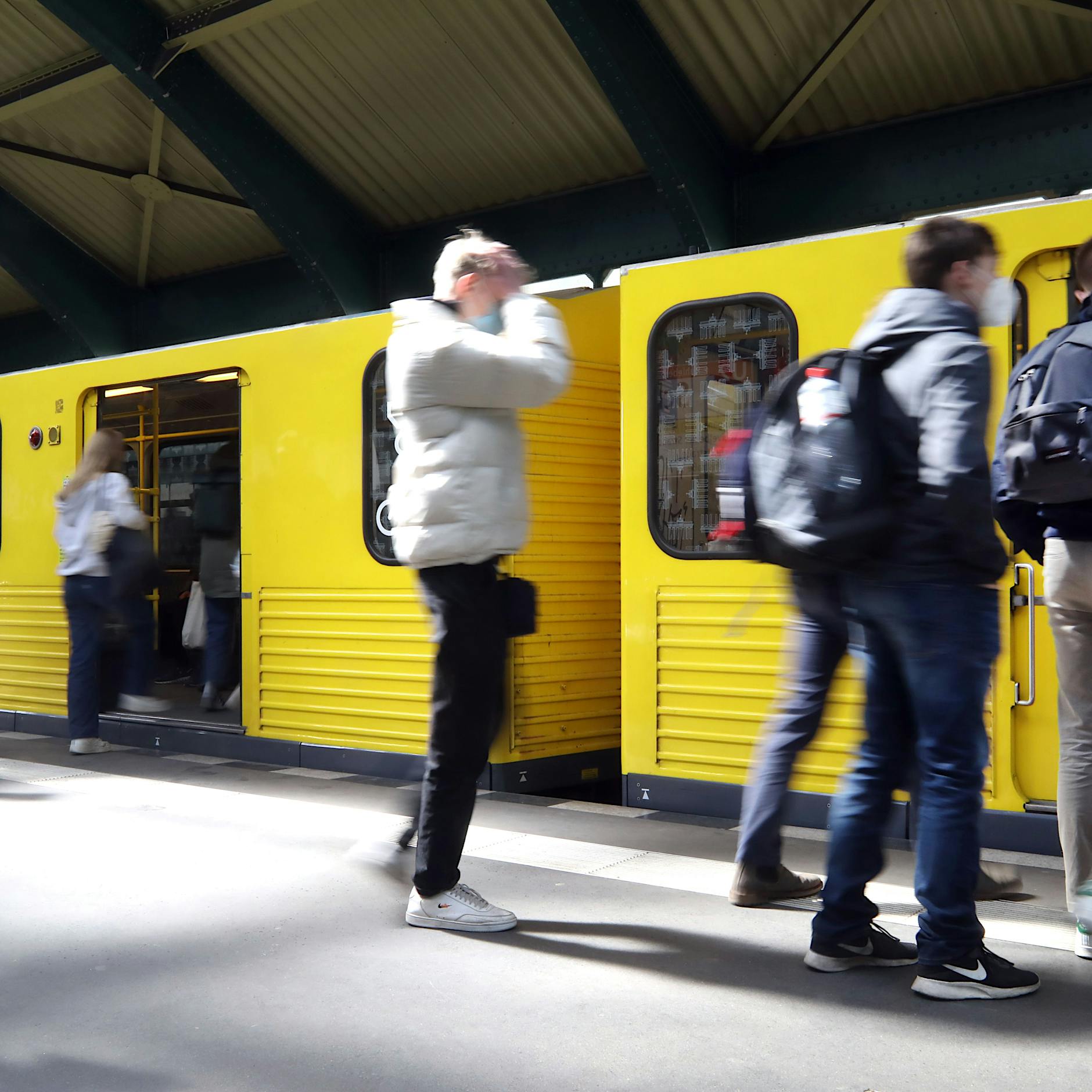 Bundestag: Ausschuss billigt Finanzierung für Neun-Euro-Ticket