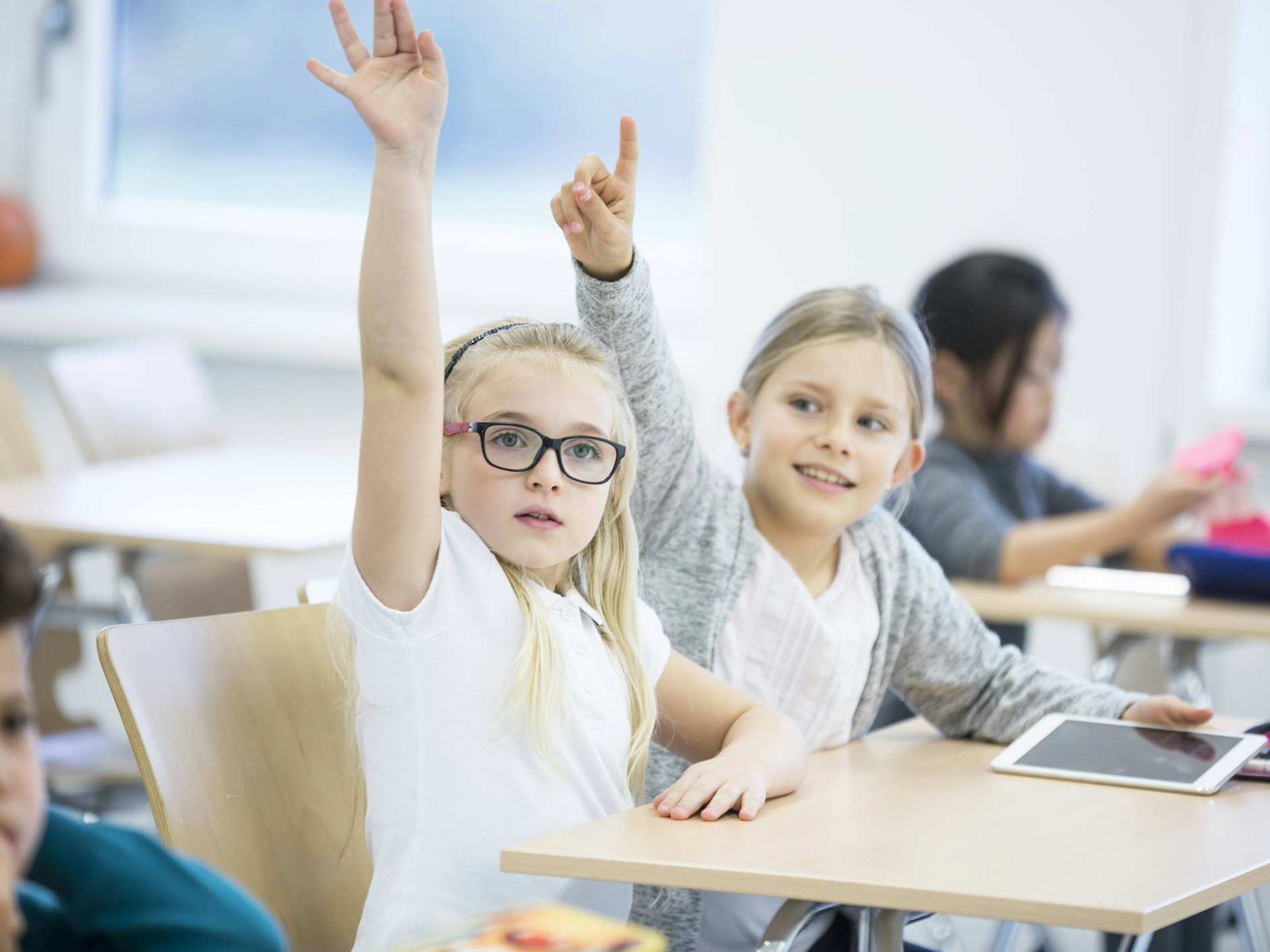 Eifrige Grundschülerinnen