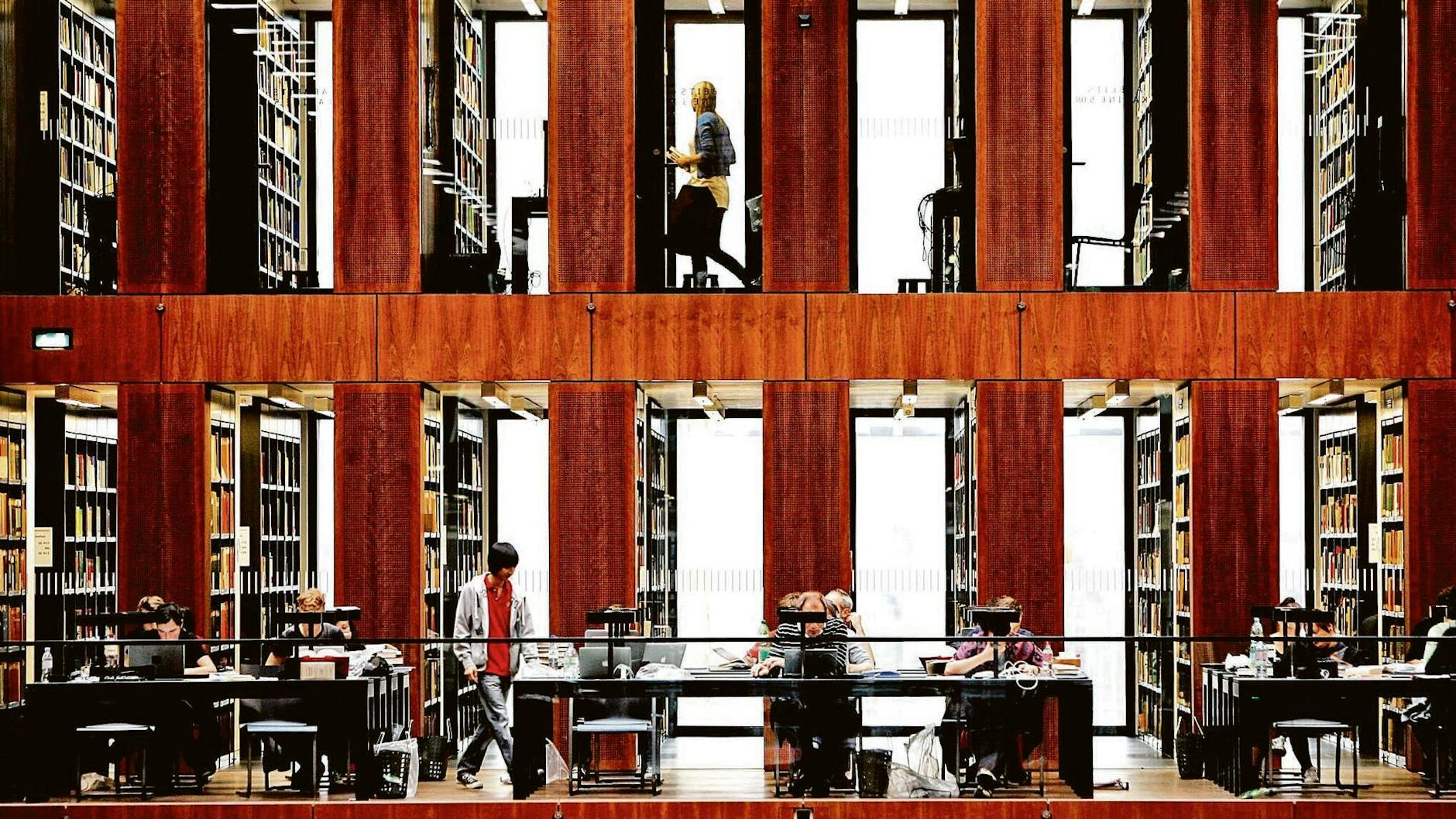 Studierende in der Grimm-Universitätsbibliothek der HU Berlin