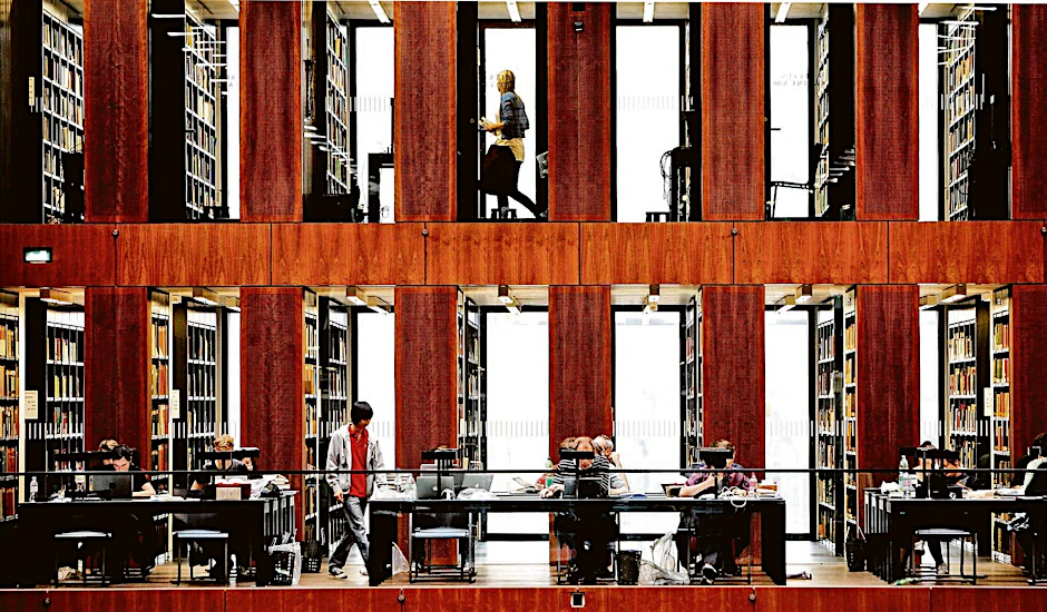 Studierende in der Grimm-Universitätsbibliothek der HU Berlin