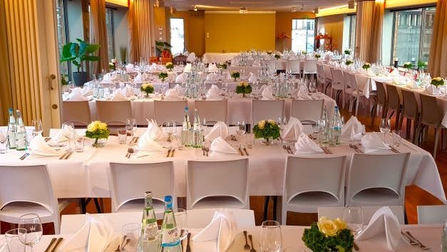 Eine festliche geschmückte Tafel für Firmenfeiern oder Hochzeiten im Innenbereich ...