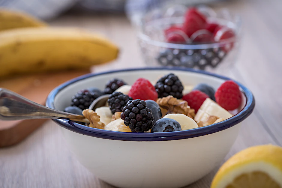 Den süßen Zahn mit frischen Früchten zufriedenzustellen ist gesünder, als einen Schokoladenriegel zu snacken.