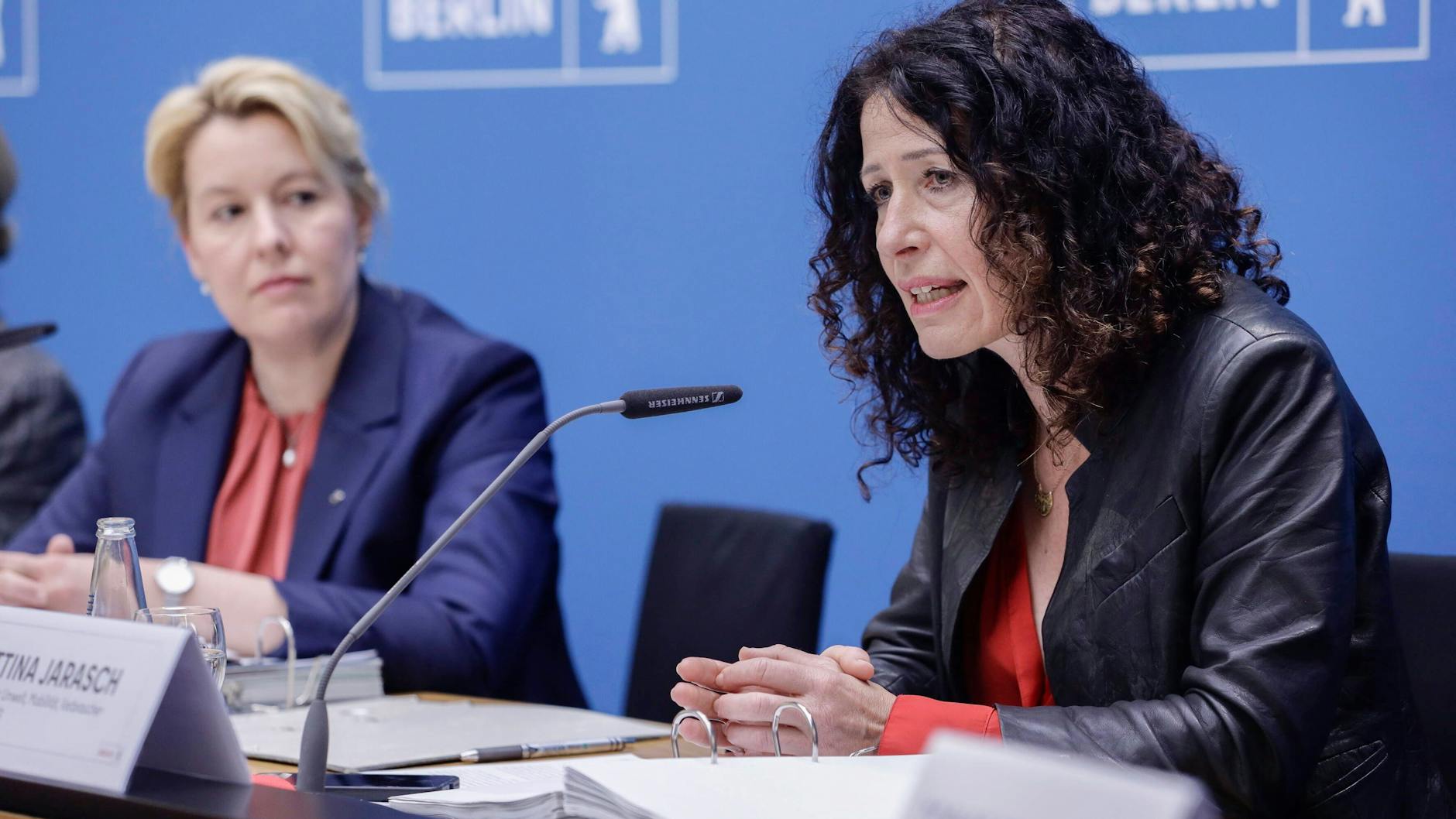 Verkehrssenatorin Bettina Jarasch (r.) sagte am Dienstag, dass das Null-Euro-Ticket für Berlin wohl nicht realisierbar sei.