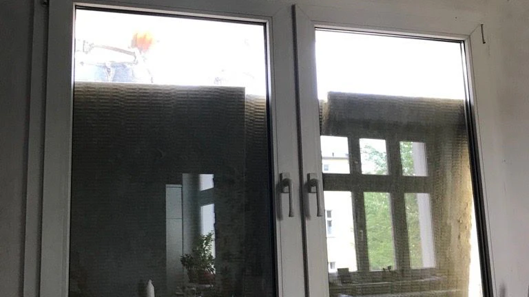 Als dieses Foto entstand, war das Fenster schon fast völlig durch das nebenan entstehende neue Haus verdunkelt.