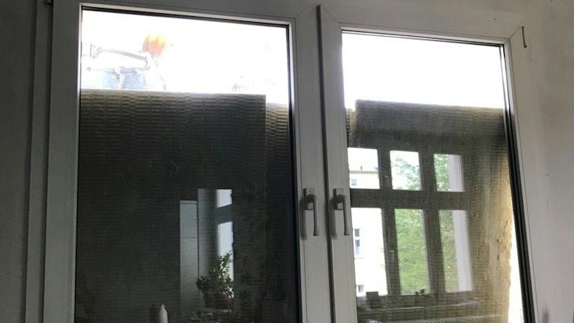 Als dieses Foto entstand, war das Fenster schon fast völlig durch das nebenan entstehende neue Haus verdunkelt.