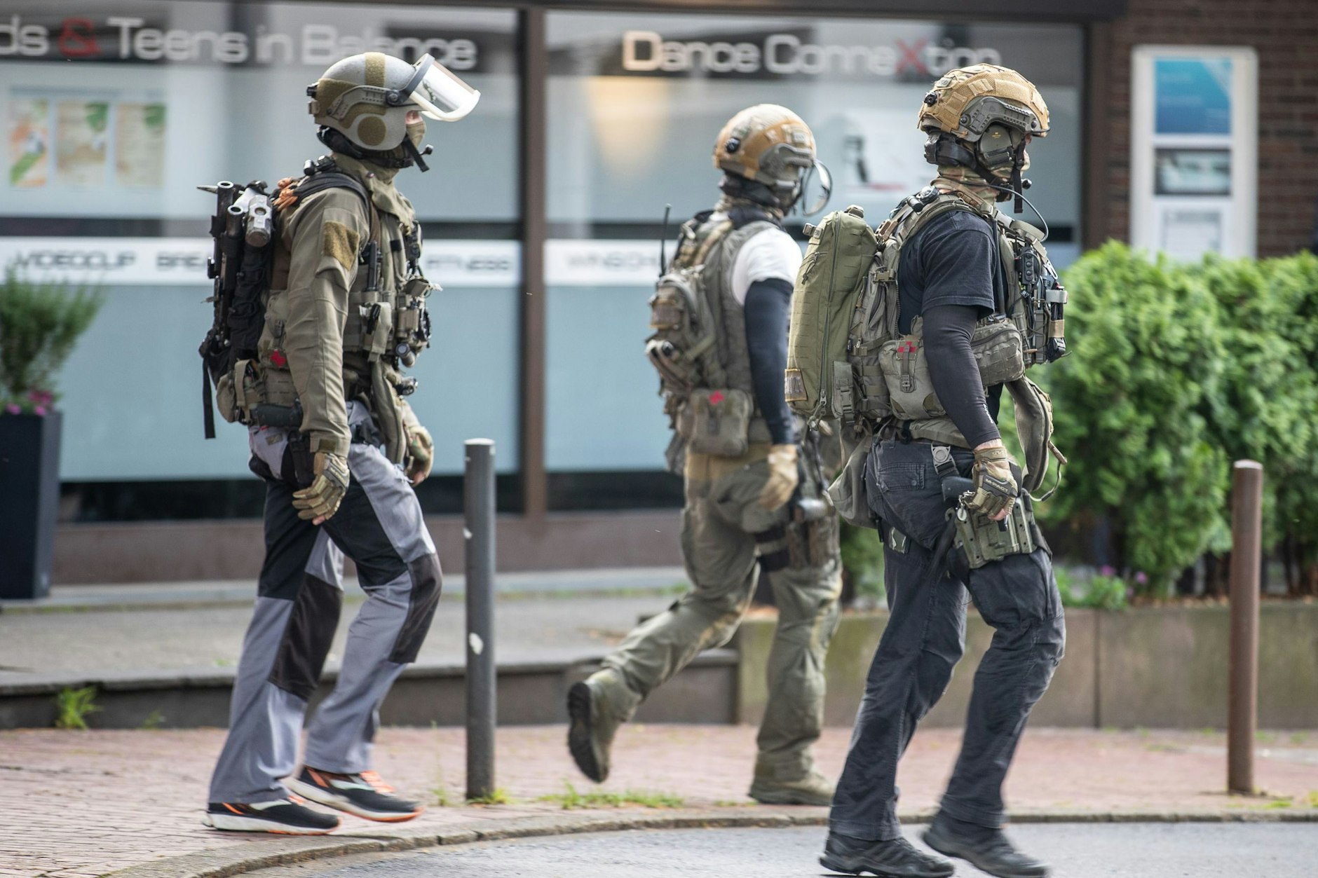 Drei Beamte eines Spezialeinsatzkommandos bei einem&nbsp; Einsatz im Zusammenhang mit dem vereitelten mutmaßlichen Terroranschlag in einem Essener Gymnasium.