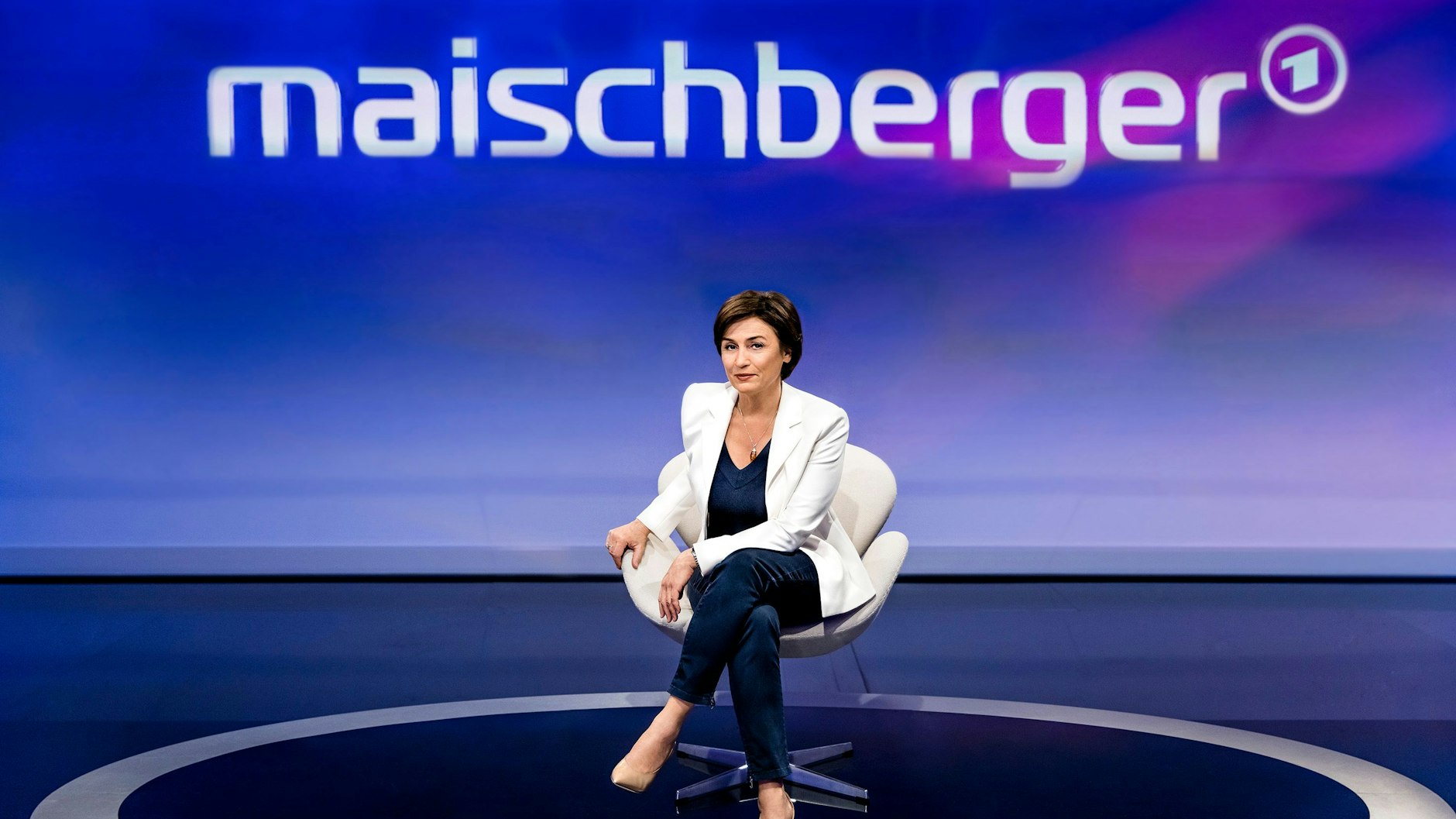 Moderatorin Sandra Maischberger im Studio ihrer Sendung