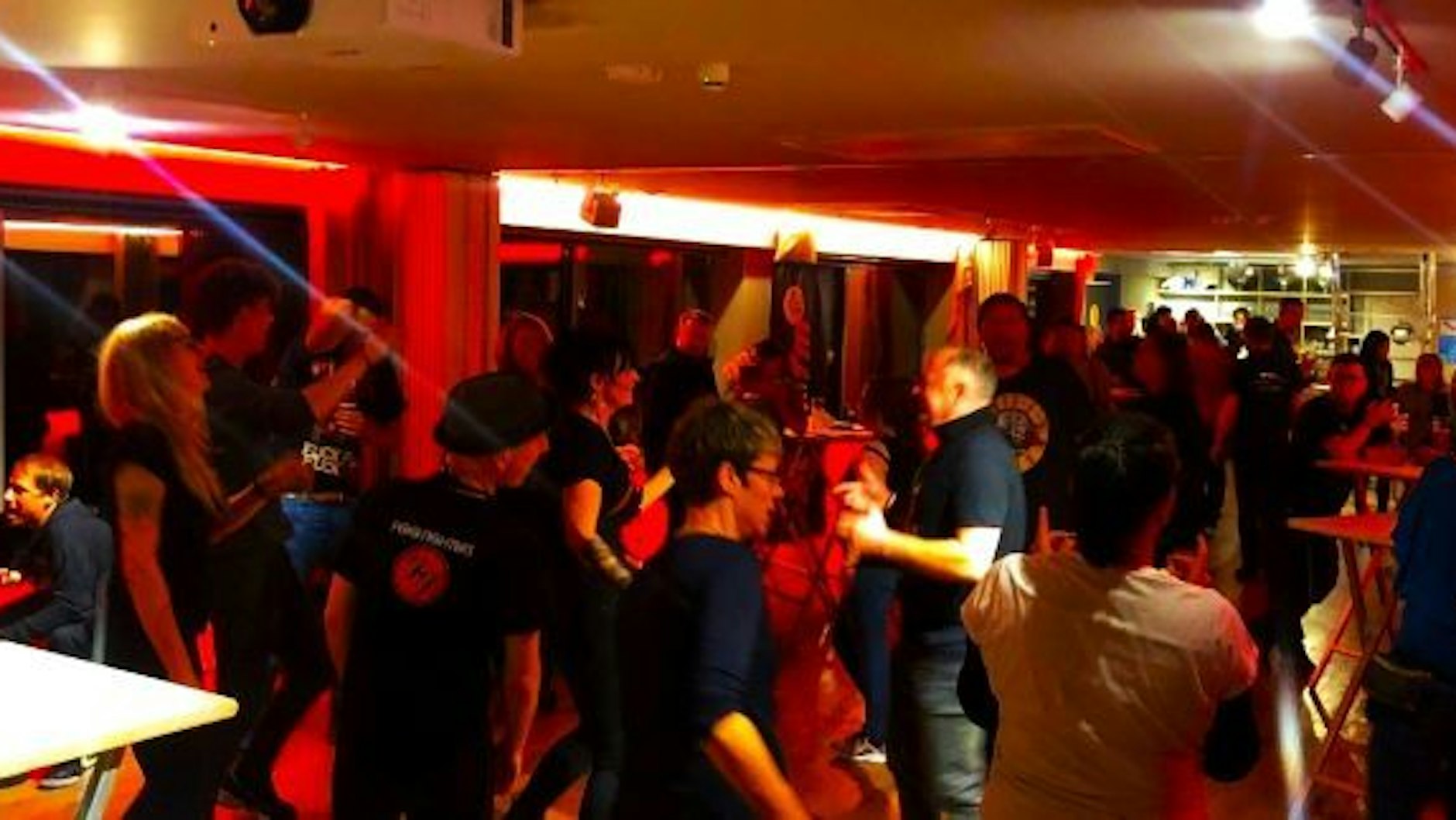 Auch eine Tanzfläche für ausgelassene Parties ist möglich. Den DJ besorgen wir natürlich auf Wunsch auch!