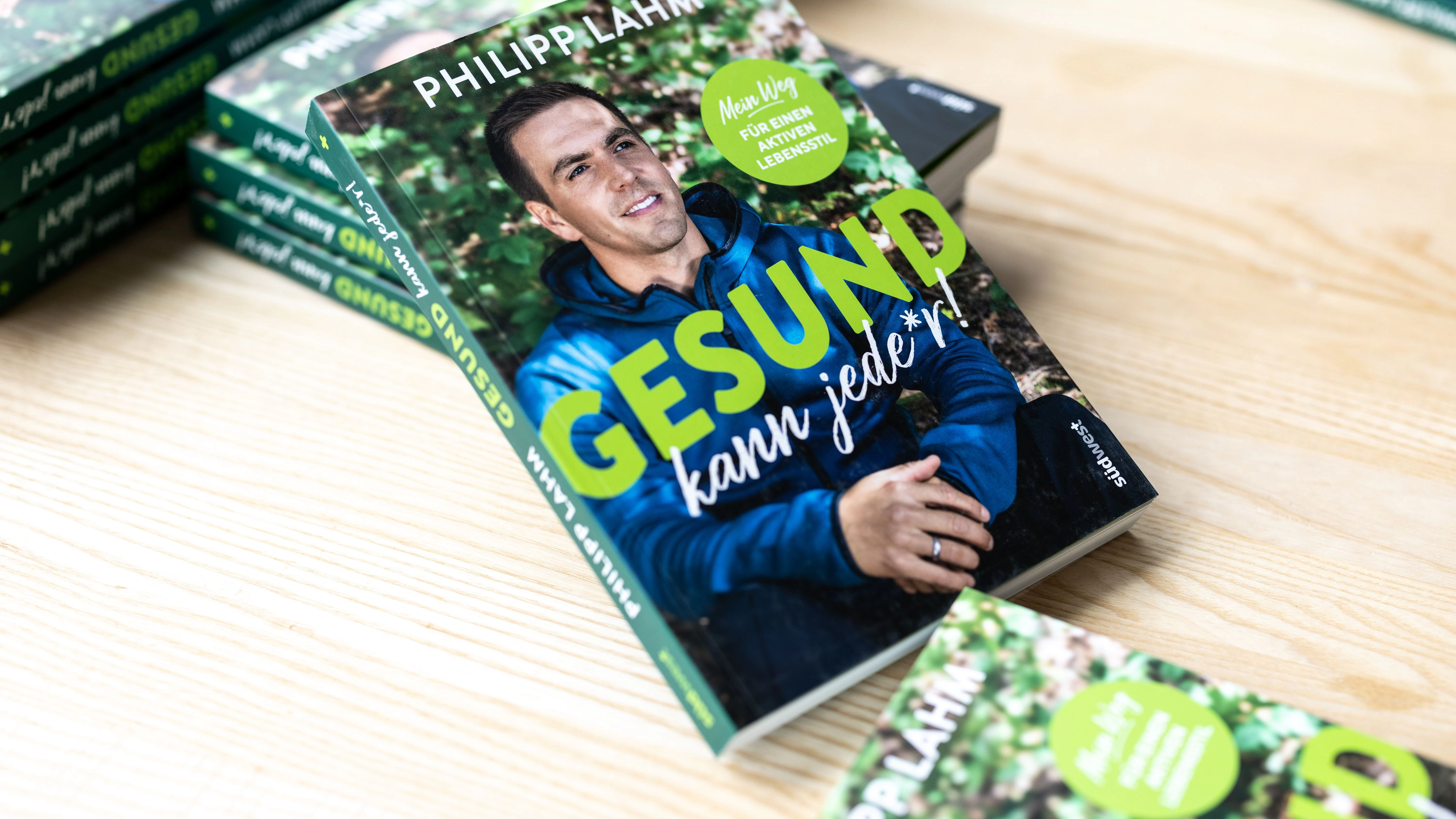 Das Buch "Gesund kann jede*r!" vom ehemaligen Profi-Fußballspieler Lahm ist gerade erschienen.