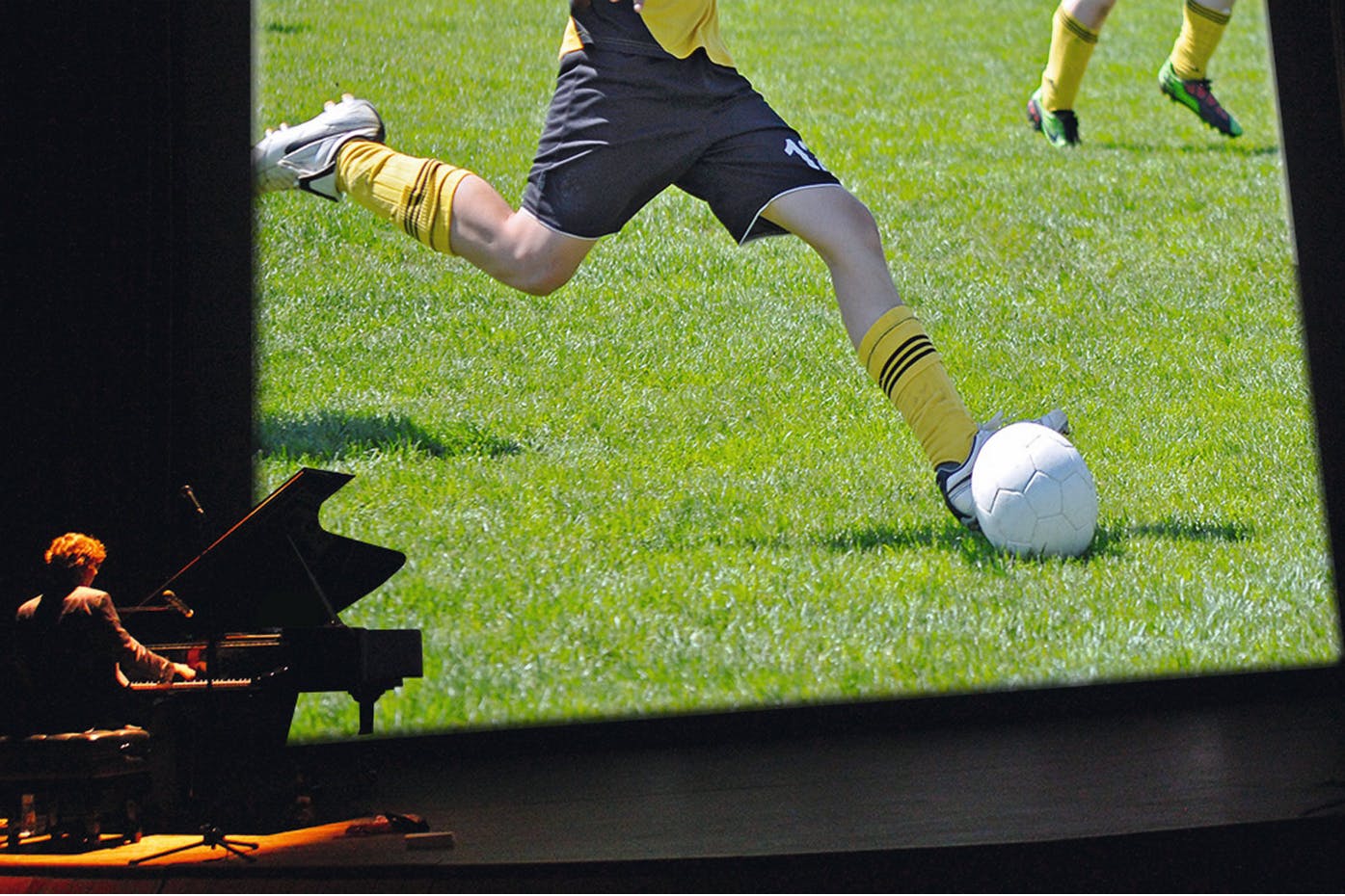 Fußball mal anders: Stummfilmpianist Stephan Graf von Bothmer übersetzt das Geschehen beim DFB-Pokalfinale in Töne übersetzt.
