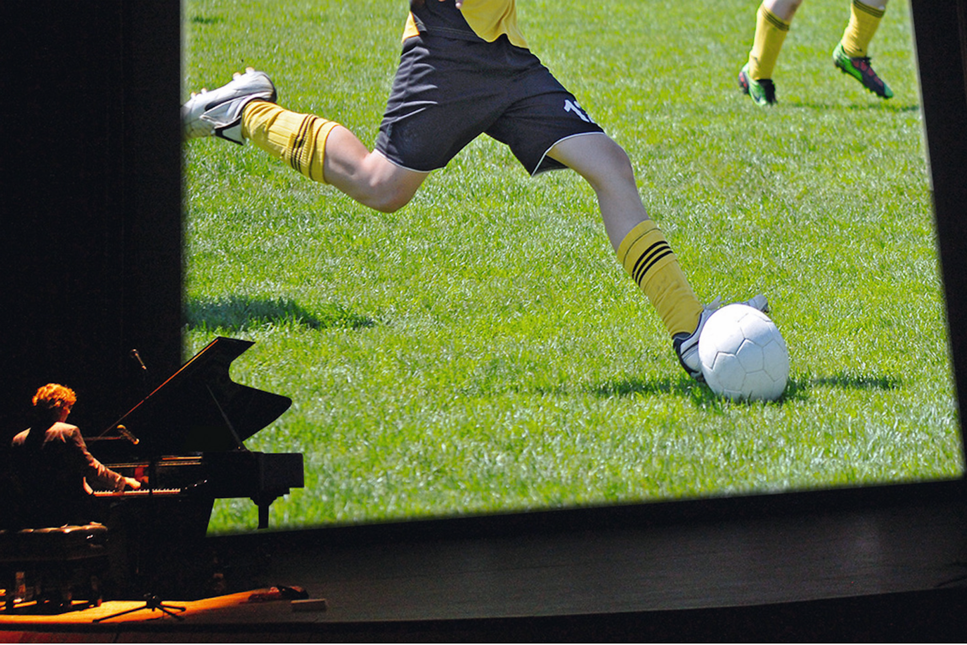 Fußball mal anders: Stummfilmpianist Stephan Graf von Bothmer übersetzt das Geschehen beim DFB-Pokalfinale in Töne übersetzt.