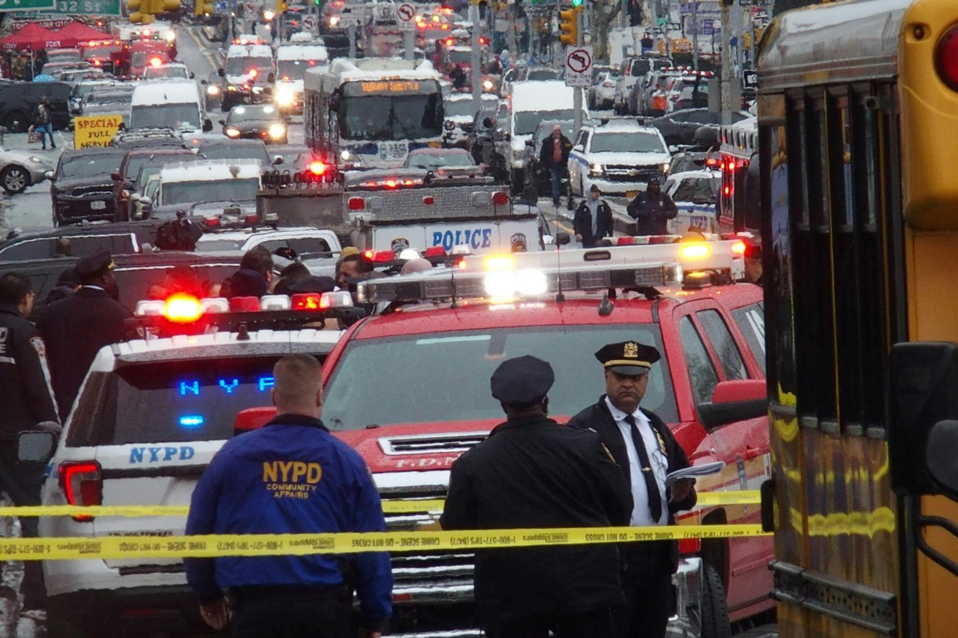 Erst vor Kurzem gab es in der Nwew Yorker U-Bahn eine Schießerei mit vielen Verletzten. Die Polizei sperrt einen Bereich vor dem Eingang der Station.