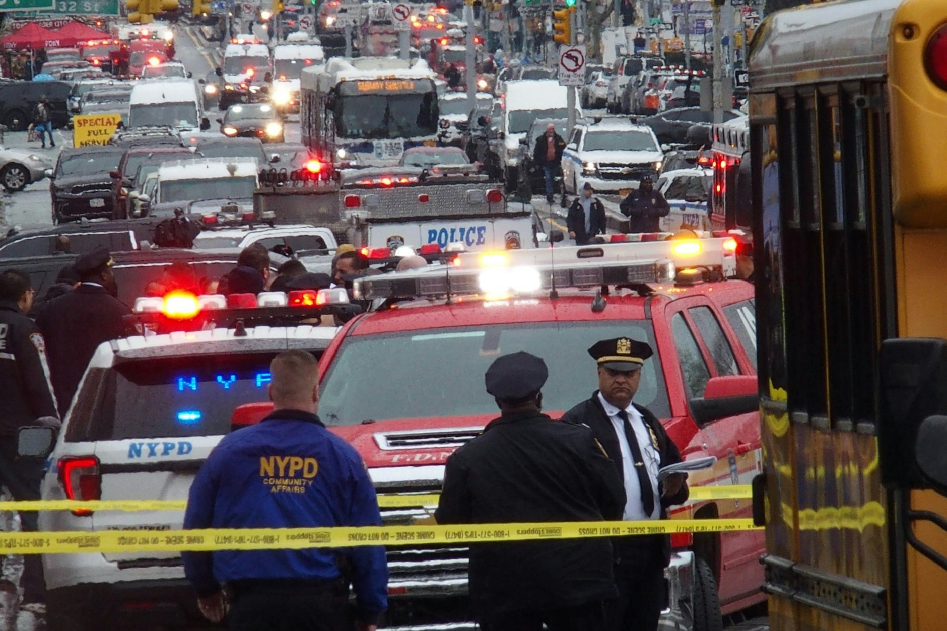 Erst vor Kurzem gab es in der Nwew Yorker U-Bahn eine Schießerei mit vielen Verletzten. Die Polizei sperrt einen Bereich vor dem Eingang der Station.