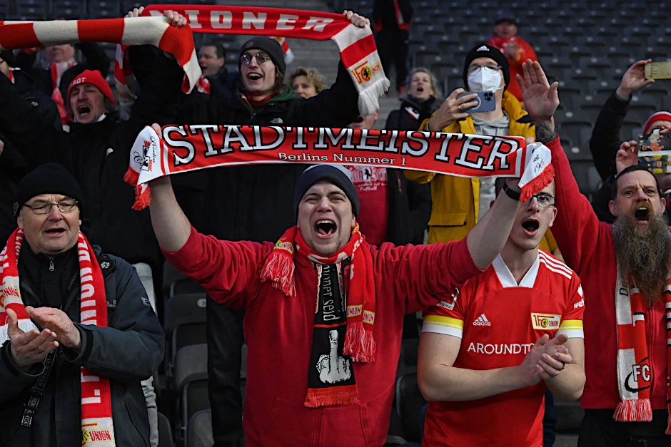 Ein Schal sagt mehr als 1000 Worte: Ein Union-Fan feiert stolz mit seinem Stadtmeister-Schal einen Sieg der Eisernen im Olympiastadion.