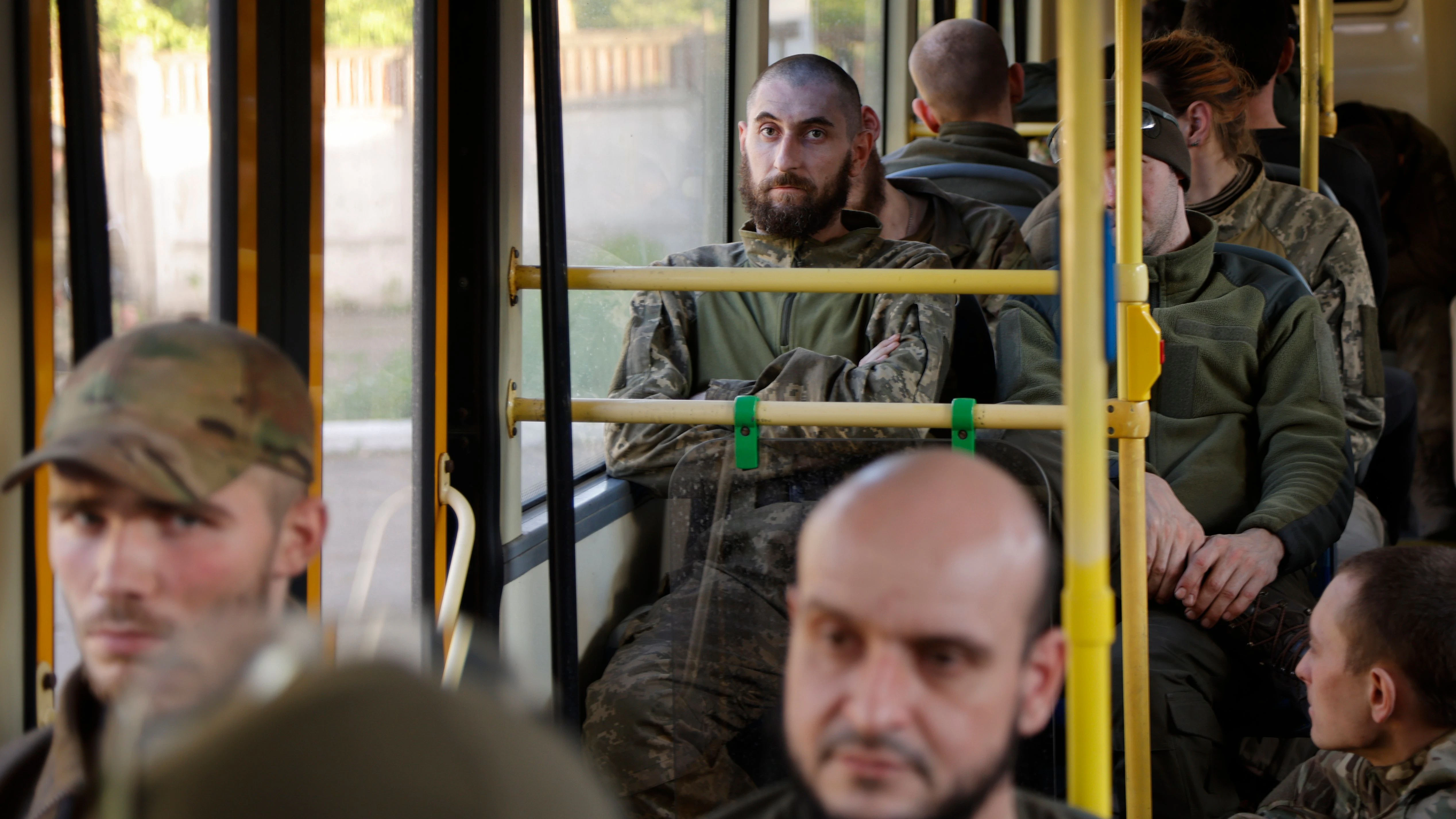 Ukrainische Soldaten, die im Stahlwerk Azowstal ausgeharrt hatten, werden mit Bussen in die von Russland besetzten Gebiete gebracht. Ihr Schicksal ist weiter unklar.