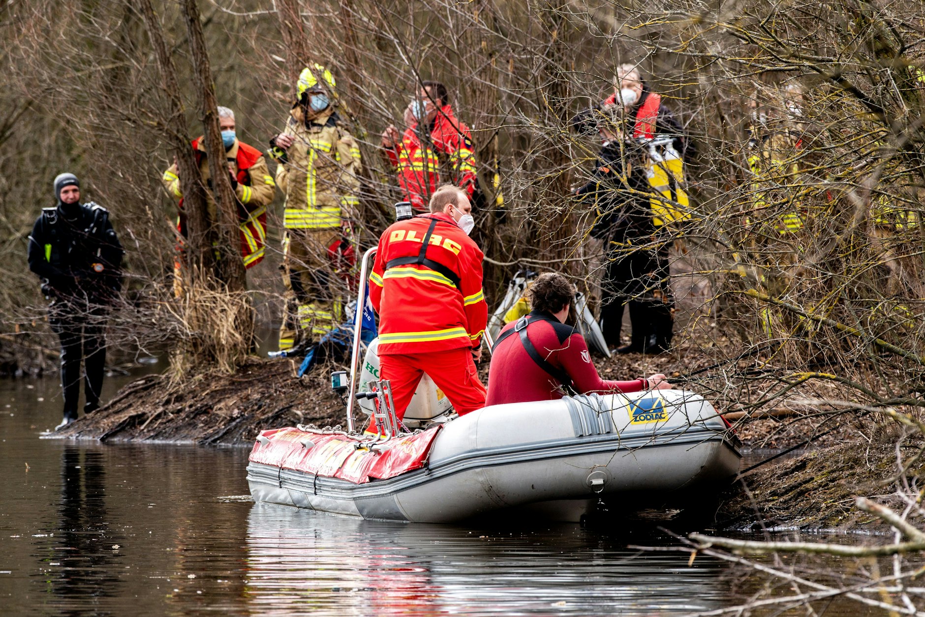Einsatzkräfte von DLRG und Feuerwehr suchen in einem See nach einem vermissten Menschen (Symbolbild).