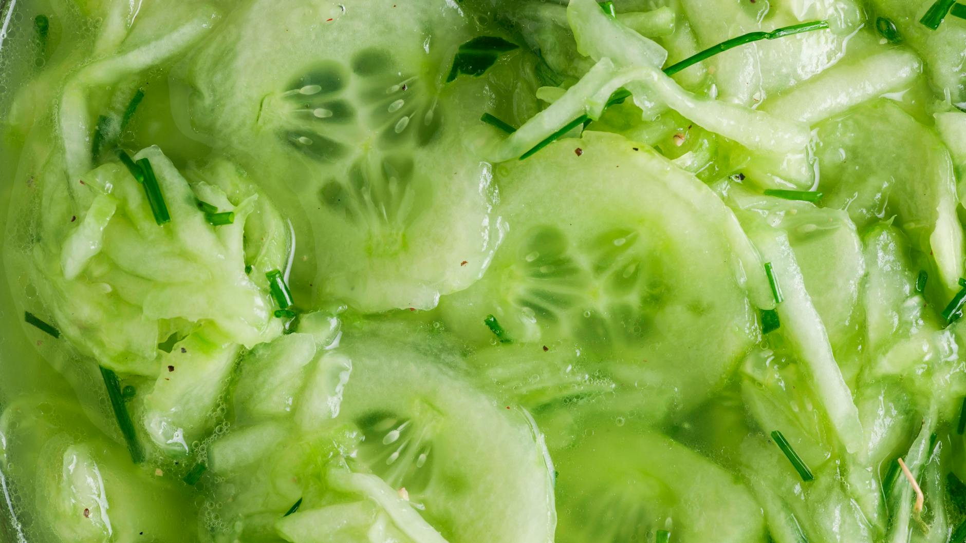 Die Gurkenscheiben müssen zunächst in Salz durchziehen.