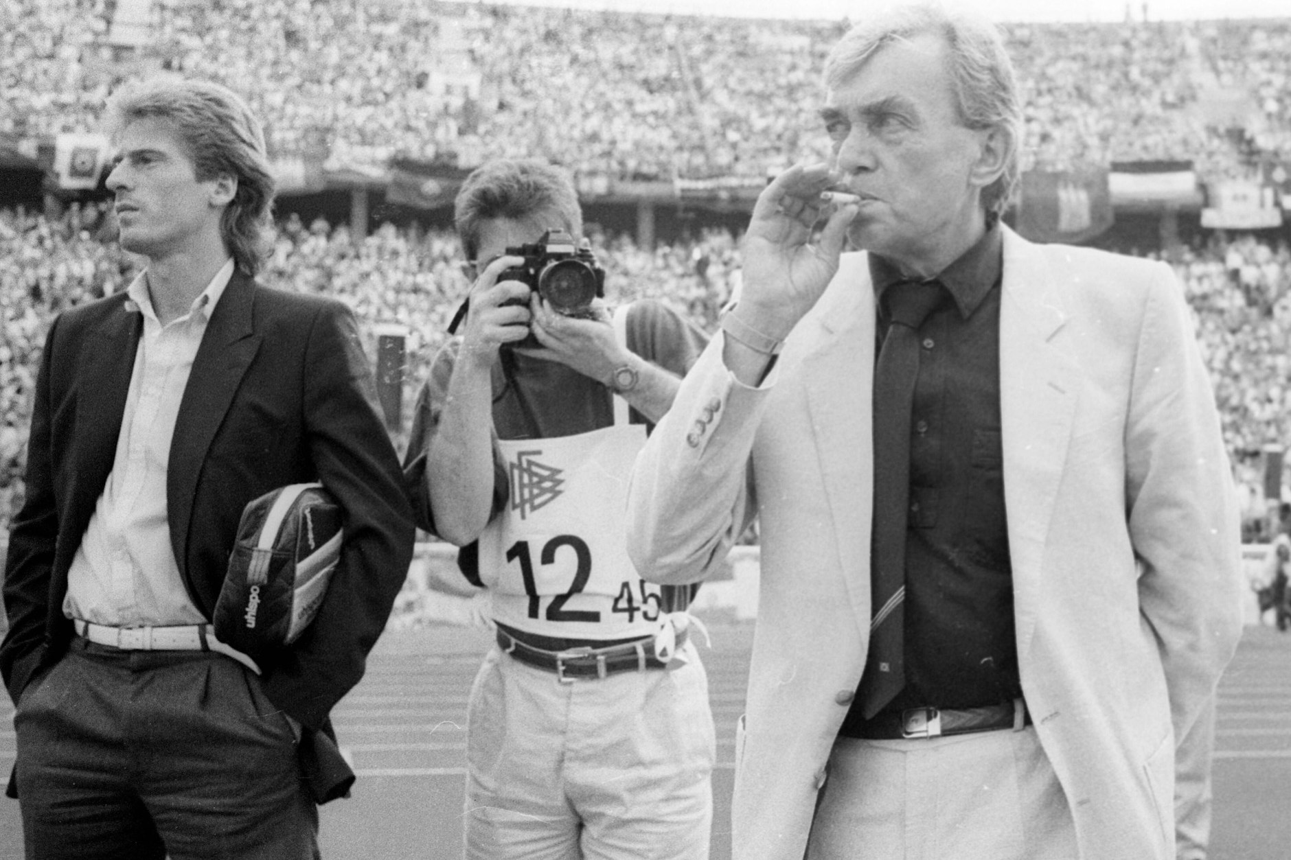 Torhüter Uli Stein (l.) und Trainer Ernst Happel (r.) verschaffen sich vor dem Pokalfinale 1987 gegen die Stuttgarter Kickers im Berliner Olympiastadion bei einer Ortsbegehung einen ersten Eindruck. Die beiden siegen mit dem HSV schließlich 3:1.