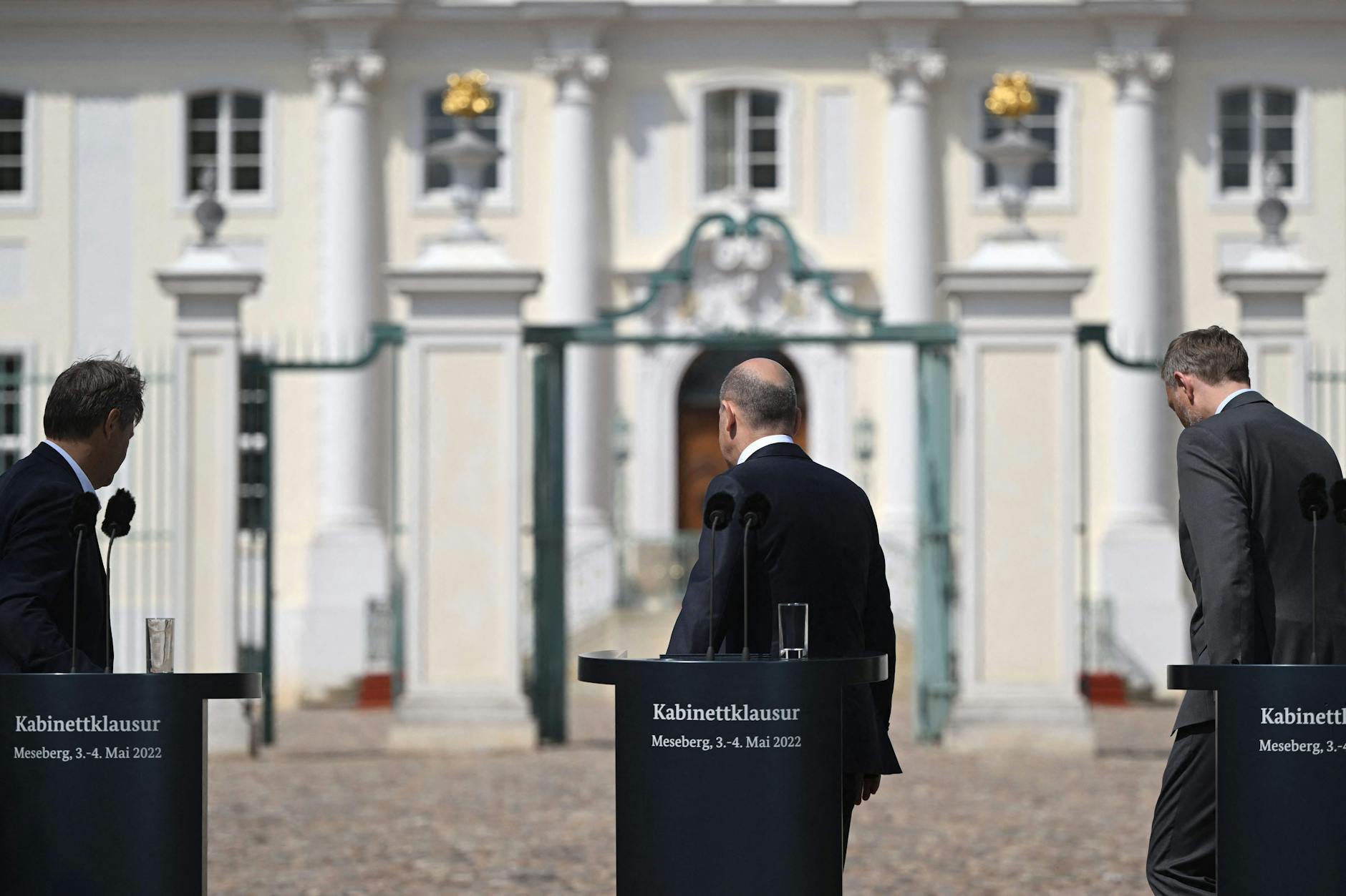 Wirtschaftsminister Robert Habeck, Bundeskanzler Olaf Scholz und Finanzminister Christian Lindner (v. l.) nach einer Pressekonferenz am Schloss Meseberg.