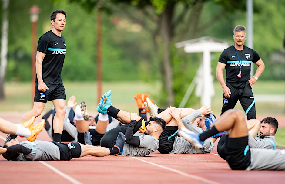 Unter den Augen von Athletiktrainer Henrik Kuchno (l.) wurden die Profis von Hertha BSC im Trainingslager in Kienbaum noch einmal körperlich auf die Relegation gegen den Hamburger SV vorbereitet.