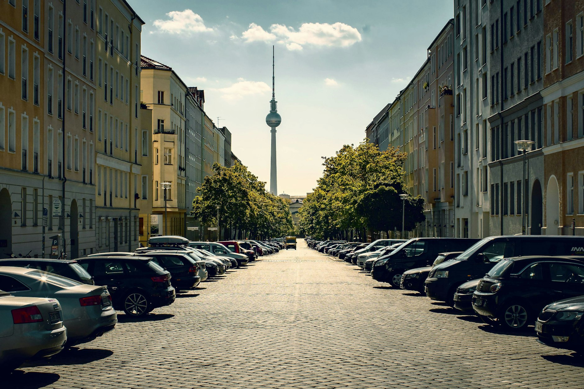 Berlin-Mitte: Wer noch einen Parkplatz findet, ist nicht bereit für die Verkehrswende.