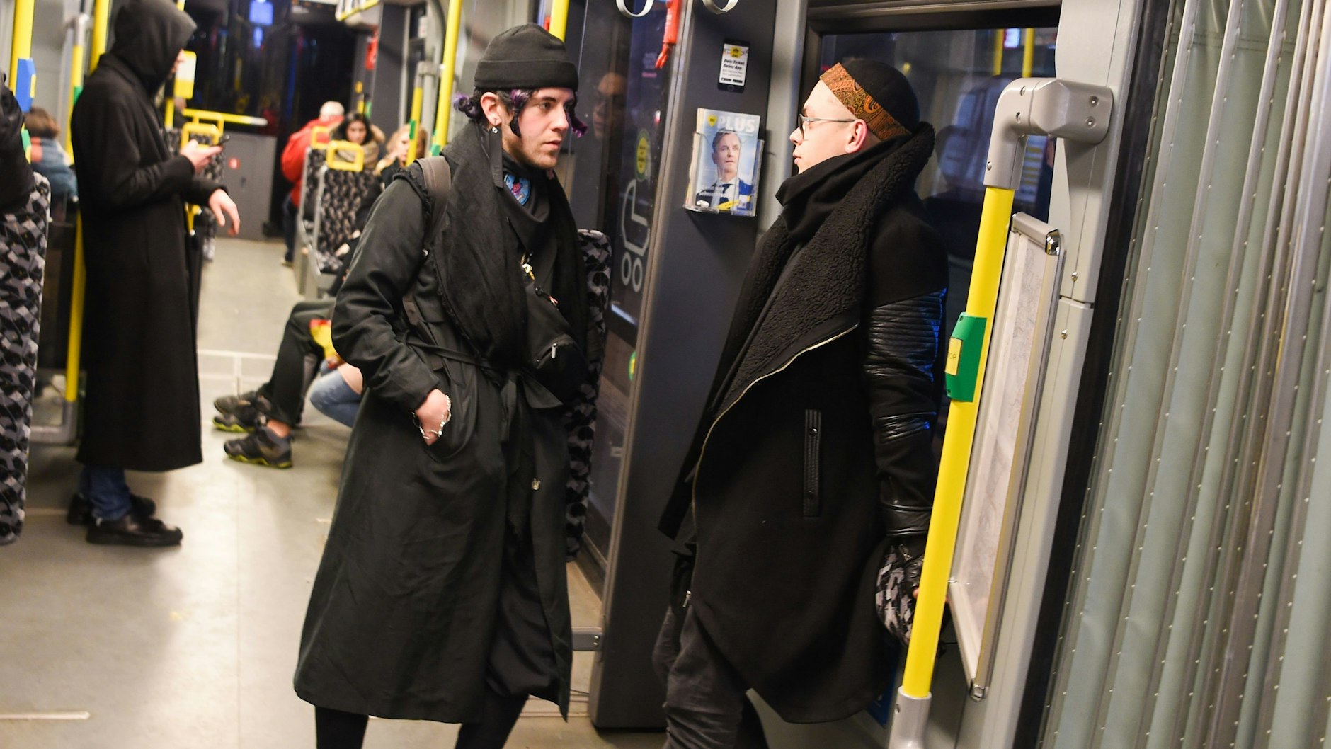 Fahrgäste in einer Berliner Straßenbahn (Archivbild)