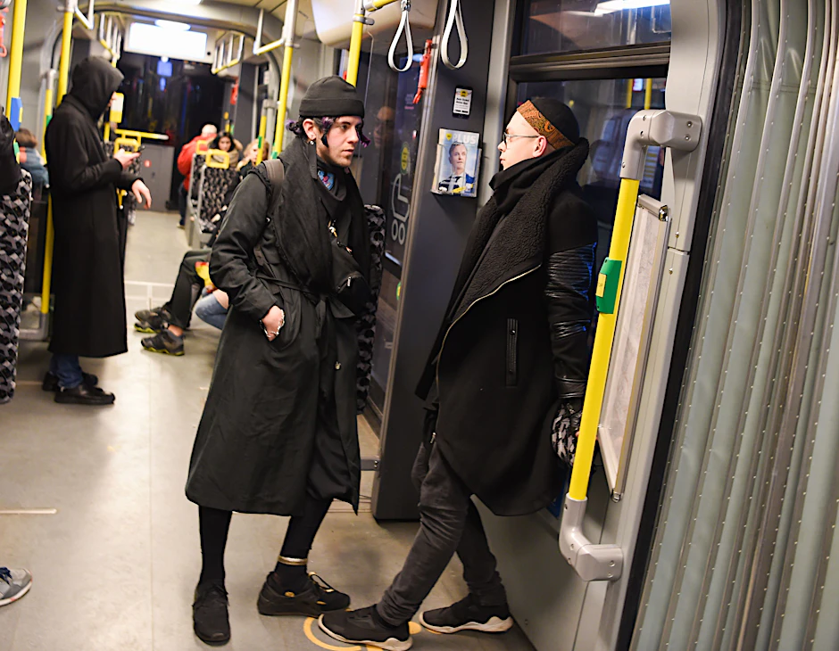 Fahrgäste in einer Berliner Straßenbahn (Archivbild)