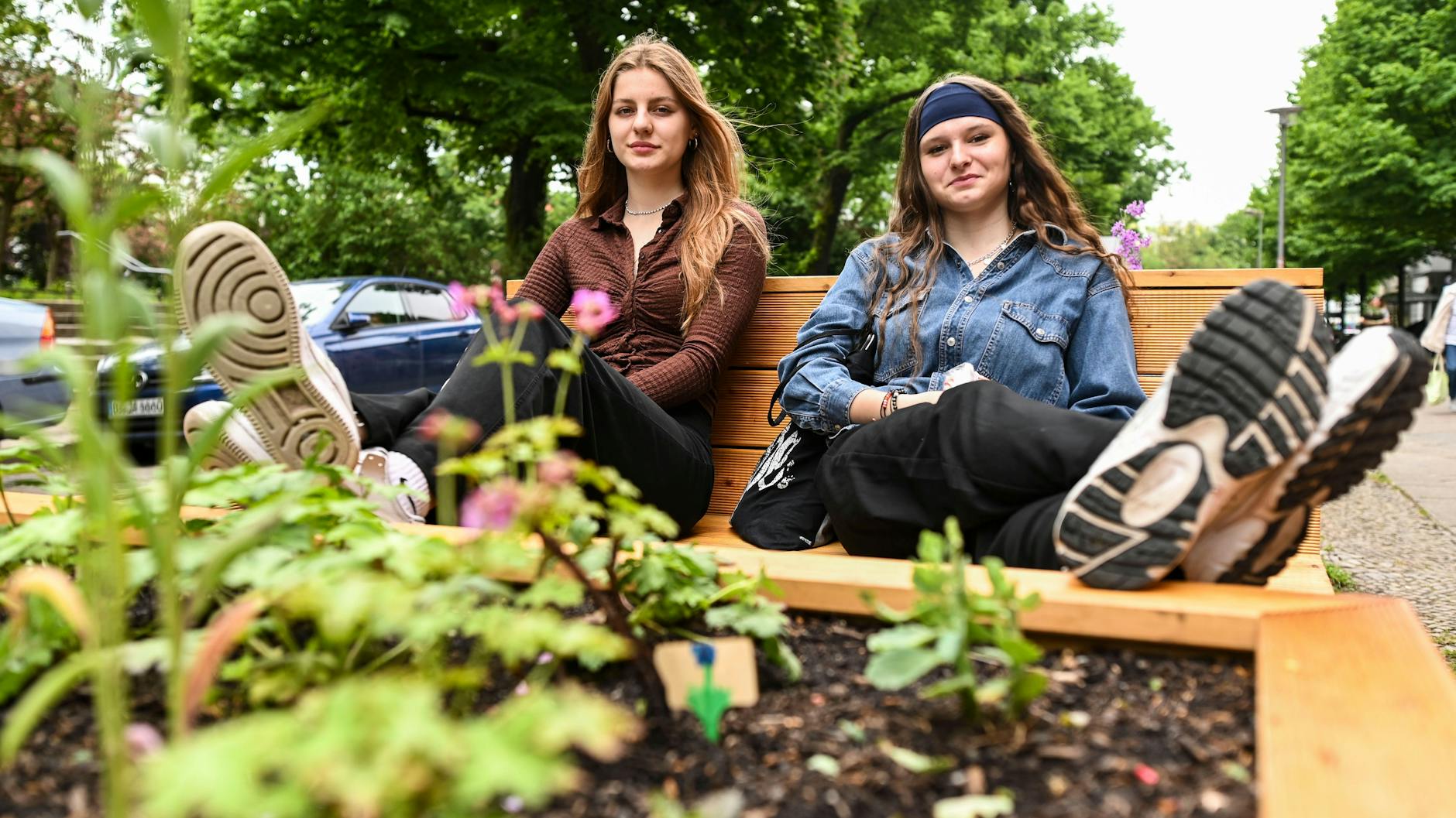 Neue Parklets in Friedrichshain: Diese Schülerinnen finden sie gut.