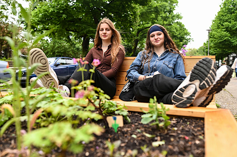 Neue Parklets in Friedrichshain: Diese Schülerinnen finden sie gut.