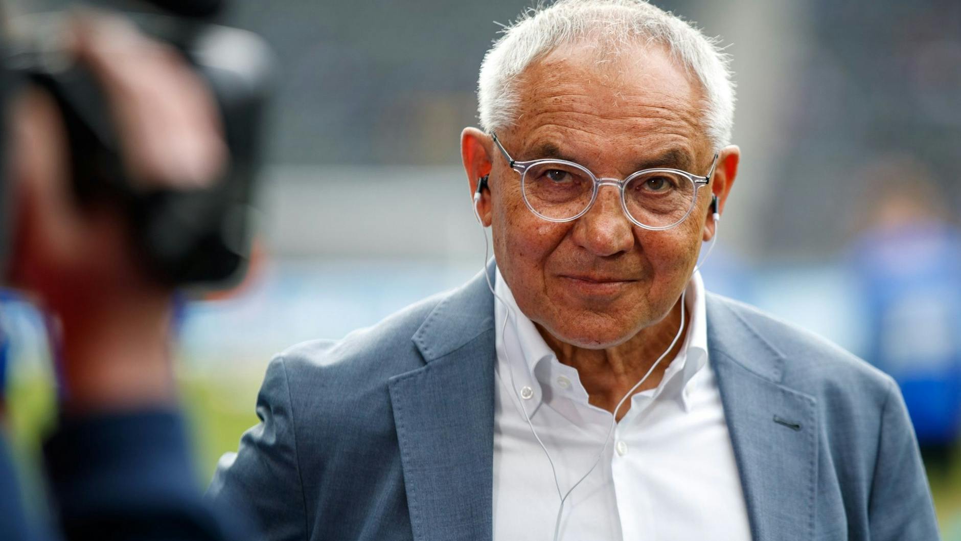 Endlich wieder im Rampenlicht: Herthas Cheftrainer Felix Magath scheint die Momente vor der Kamera mehr denn je zu genießen.