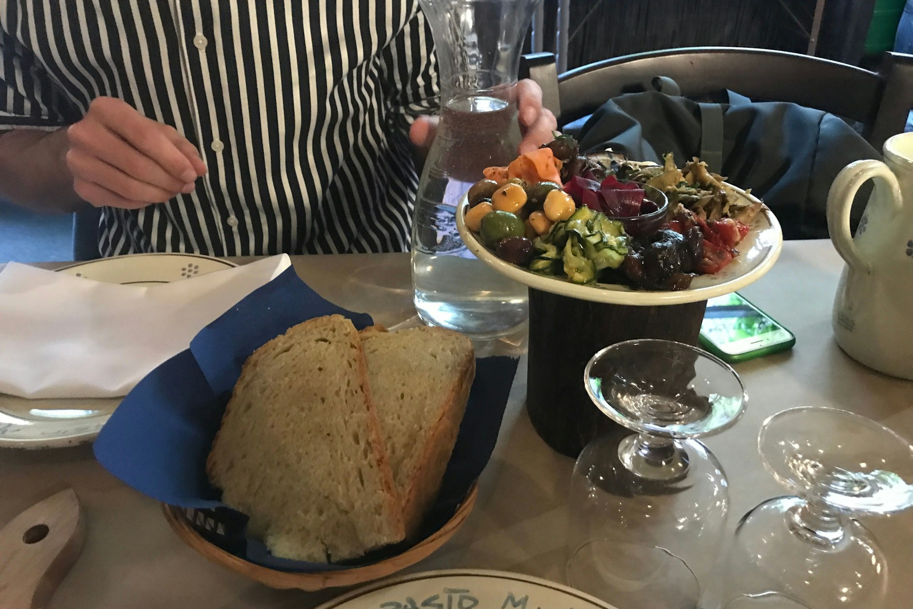 Damit geht’s los: Antipasti misti di verdure, dazu Brot, Wasser, Wein.