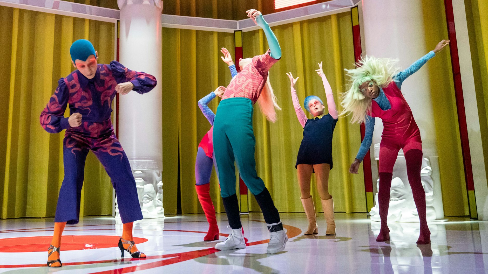 Absolvieren eine strenge Sprech- und Bewegungschoreografie: Gro Swantje Kohlhof, Bekim Latifi, Mehmet Sözer, Jelena Kuljić und Edith Saldanha