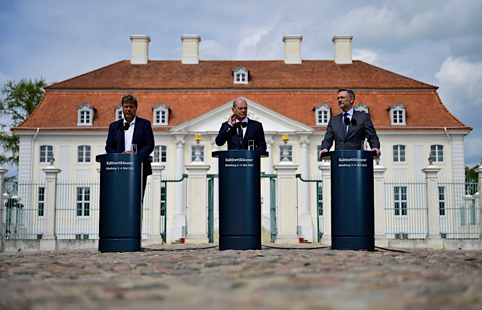 Wirtschaftsminister Robert Habeck, Bundeskanzler Olaf Scholz und Finanzminister Christian Lindner (v. l.) bei einer zweitägigen Klausurtagung der Bundesregierung im Gästehaus Schloss Meseberg.