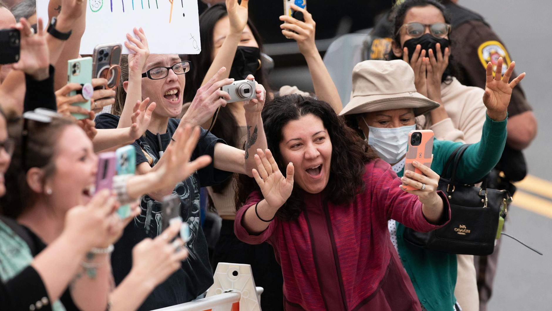 Fans von Johnny Depp am Gericht: Sie haben den Prozess wohl mit dem Roten Teppich verwechselt.