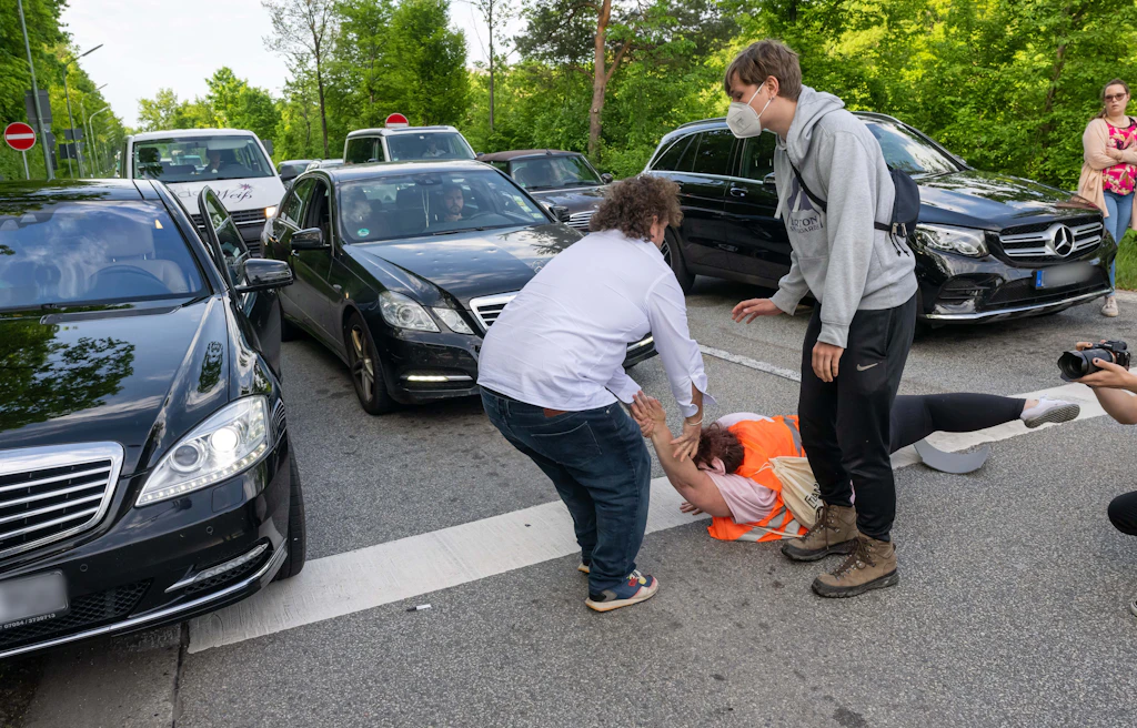 „Letzte Generation“: Autofahrer attackieren Klima-Demonstranten