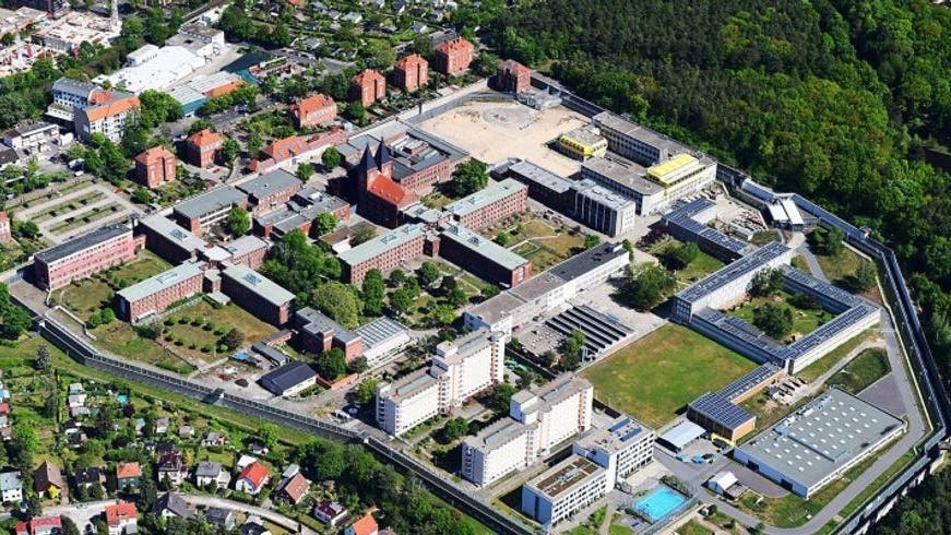 Auf der Sandfläche oben stand die Teilanstalt I, kreuzförmig wie die beiden anderen Haftgebäude aus der Kaiserzeit in der Mitte und links.