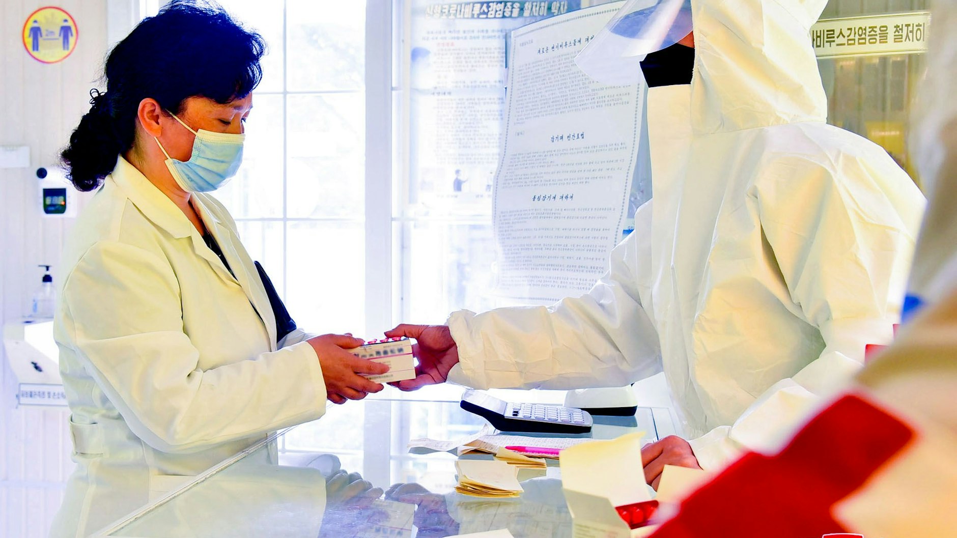 Auf Befehl von Machthaber Kim Jong Un verteilt das Militär Medikamente.