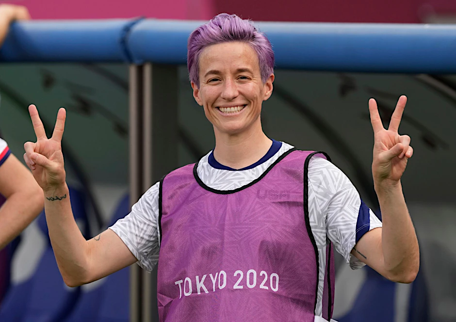 Die US-Fußballerinnen rund um Kapitänin Megan Rapinoe erhalten fortan die gleichen Bezahlungen und Boni wie ihre männlichen Kollegen (Archivbild).
