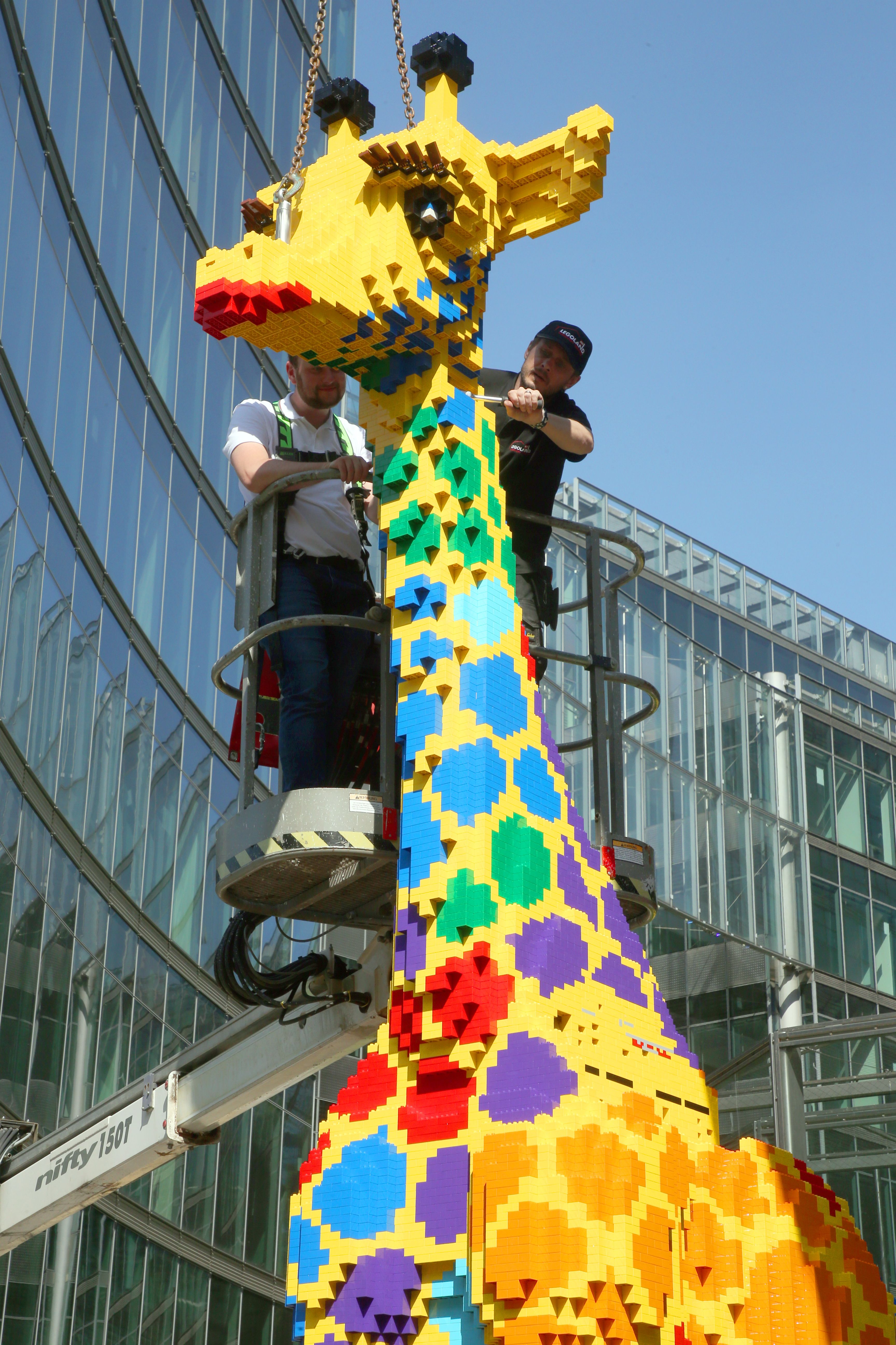 Sechs Meter hoch: Potsdamer Platz hat eine neue Giraffe