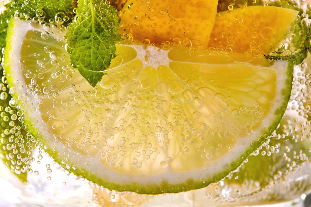 Erfrischende Limonade, der perfekte Durstlöscher bei heißem Wetter. So machen Sie die coole Limo ganz einfach selbst. Hier Rezepte für Zitrone, Ingwer oder Erdbeeren