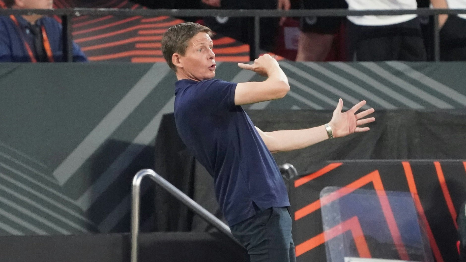 Eintracht-Trainer Oliver Glasner Eintracht Frankfurt gestikuliert und gibt Anweisungen.